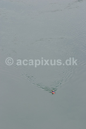 Kayak sejler p� Colorado floden. Kayak sejler p� vej ned af Colorado River i Marble Canyon. Rafting i Grand Canyon National Park.; ; Marble Canyon / Grand Canyon National Park / Arizona; USA; Nord Amerika; ; Floder, vandl�b, vand, slugter, erosion