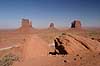 Monument Valley Navajo Tribal Park. The Mittens Butte (tv) og Merrick Butte (th) i Monument Valley Navajo Tribal Park  Monument Valley Navajo Tribal Park / Utah og Arizona USA Nord Amerika  Erosion, Wild West