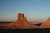 Monument Valley Navajo Tribal Park. The Mittens Butte i Monument Valley Navajo Tribal Park  Monument Valley Navajo Tribal Park / Utah og Arizona USA Nord Amerika  Erosion, Wild West