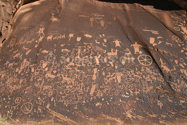 Petroglypher. Petroglypher ved Newspaper Rock udenfor Canyonlands National Park; ; Utah; USA; Nord Amerika; ; Petroglyphs, petroglypher, skriftstegn, historie fort�lling, indianere, indiansk, figurer