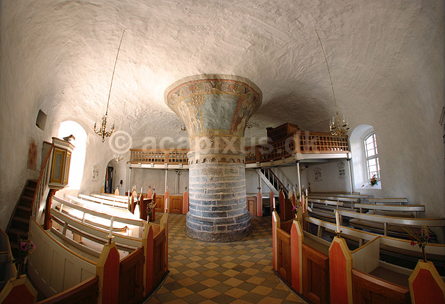 Nylars. Kirkerummet i Nylars Kirke - Nylarsker - med kalkmalerier p� den centrale st�ttepille. 180 graders panorama; ; Lylars / Bornholm; Danmark; ; ; Rundkirke, rundkirker, kirke, kirker, kristendom, religion