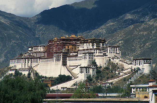 Potala Palace. Potala paladset set fra Jokhang templet; ; Lhasa; Tibet / Kina; Asien; ; Himalaya