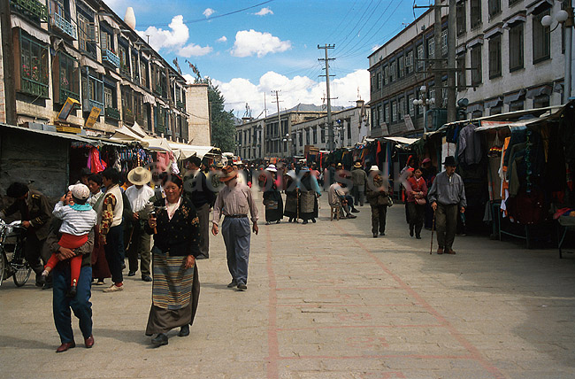Barkhor Circuit. Tibetanere p� Barkhor gaden, der l�ber rundt om Jokhang Templet i Lhasa; ; Lhasa; Tibet / Kina; Asien; ; 