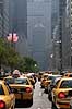 Cabs. Gule taxier (cabs) p� Park Avenue i New York med MetLife bygningen for enden.  New York USA Nord Amerika  Taxaer, taxier, taxa, taxi, trafik, transport, kollektiv trafik, h�jhuse, skyskrabere, bybilleder, downtown, city, storbyer, metropoler, Manhattan