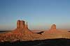 Monument Valley Navajo Tribal Park. The Mittens Butte i Monument Valley Navajo Tribal Park  Monument Valley Navajo Tribal Park / Utah og Arizona USA Nord Amerika  Erosion, Wild West