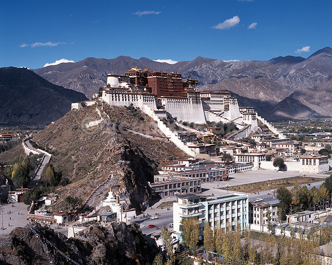 Potala Palace. Potala paladset set fra Dekyi Shar Lam (gaden); ; Lhasa; Tibet / Kina; Asien; ; Himalaya
