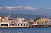 Chania. Den venetianske havn i Chania med Janissar moskeen ( Yiali Tzamissi ) og De Hvide Bjerge i baggrunden  Chania / Kreta Gr�kenland Europa  turisme, feriem�l, Mosque of the Janissaries, White Mountains, Lefka Ori, Hania