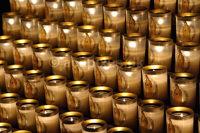 Notre Dame. Stearinlys i hovedskibet i Cathedrale Notre-Dame; ; Cath�drale Notre-Dame / Paris; Frankrig; ; ; Sev�rdigheder, kirke, kirker, kristendom, religion, katolsk, katolicisme, katolik, katolikker