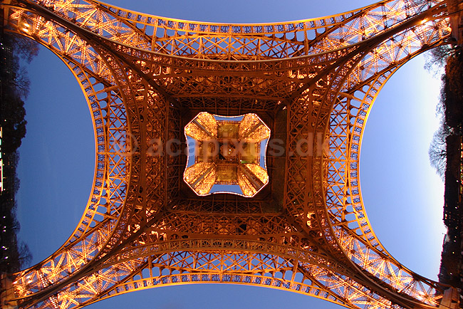 Eiffel T�rnet. Eiffel T�rnet i skumringen fotograferet nedfra med fiske�jeobjektiv; ; Tour Eiffel / Paris; Frankrig; ; ; Sev�rdigheder, st�l, metal, t�rne