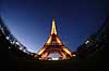 Eiffel T�rnet. Eiffel T�rnet i skumringen  Tour Eiffel / Paris Frankrig   Sev�rdigheder, st�l, metal, t�rne