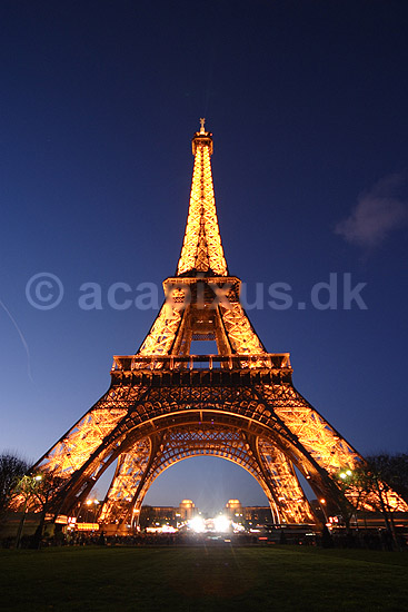 Eiffel T�rnet. Eiffel T�rnet i skumringen; ; Tour Eiffel / Paris; Frankrig; ; ; Sev�rdigheder, st�l, metal, t�rne