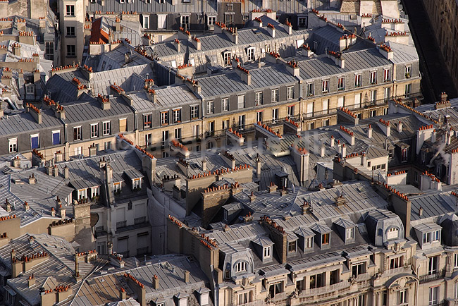 Paris. Hustage i Paris set fra Eiffel T�rnet; ; Tour Eiffel / Paris; Frankrig; ; ; Hustag, skorsten, skorstene, bebyggelse, hovedstad, hovedst�der