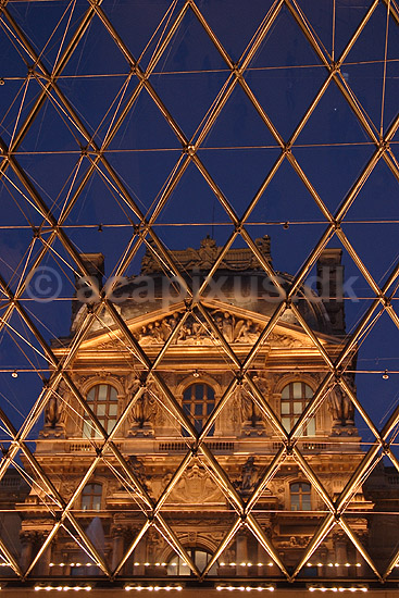 Louvre. Palais du Louvre set gennem Pei Leoh Mings glaspyramide; ; Mus�e du Louvre / Paris; Frankrig; ; ; Sev�rdigheder, pyramider, museer, museum, Pei Leoh Ming
