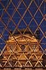 Louvre. Palais du Louvre set gennem Pei Leoh Mings glaspyramide  Mus�e du Louvre / Paris Frankrig   Sev�rdigheder, pyramider, museer, museum, Pei Leoh Ming