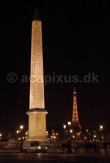 Paris. Luxor-obelisken p� Place de la Concorde med Eiffel T�rnet i baggrunden; ; Place de la Concorde / Paris; Frankrig; ; ; Sev�rdigheder, obelisker, t�rne
