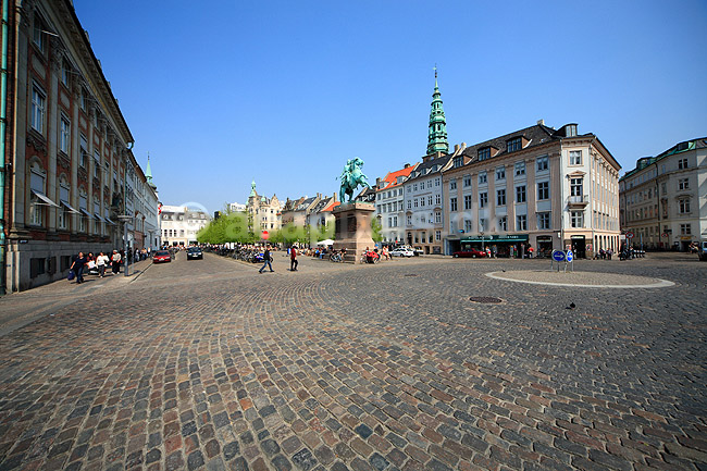 H�jbro Plads. H�jbroplads med Absalon statuen og rundk�rsel med brosten; ; K�benhavn; Danmark; ; ; Storby, huse, ejendomme, beboelsesejendom, gader, veje