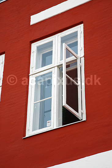 Nyhavn. Detalje af hus p� Nyhavn, H.C. Andersen boede i dette hus; ; K�benhavn; Danmark; ; ; Storby, huse, ejendomme, beboelsesejendom, vindue, vinduer, glas, udluftning