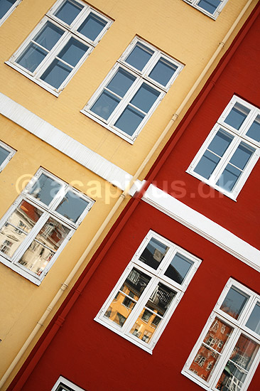 Nyhavn. Detalje af huse p� Nyhavn, H.C. Andersen boede i det r�de hus; ; K�benhavn; Danmark; ; ; Storby, huse, ejendomme, beboelsesejendom, vindue, vinduer, glas