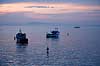 Fiskerb�de. Fiskerb�de i solnedgang ligger fort�jet ud for Sorrento i Italien  Sorrento Italien Europa  fiskeri, havfiskeri, solnedgange