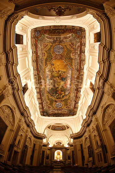 Chiesa del Carmine. Loftsmaleri og alter i Chiesa del Carmine i Sorrento; ; Sorrento; Italien; Europa; ; Kirker, fiske�je
