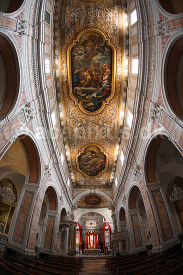 Katedral i Sorrento. Loftsmaleri og alter i Sorrento's Cathedral i Sorrento; ; Sorrento; Italien; Europa; ; Kirker, fiske�je