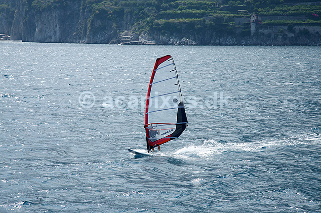 Windsurfer. Wind-surfer; ; Amalfi; Italien; Europa; ; Windsurfing, vindsurfer, vindsurfing, surfer, sejl