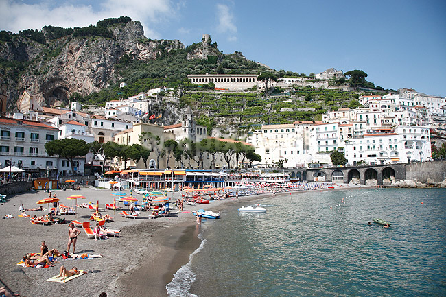 Amalfi. Badestrand ved Amalfi; ; Amalfi / Sorrento halv�en; Italien; Europa; ; Strande, badeliv, ferie, ferieliv, solbadning, vandkant, liggestole, parasoller, Middelhavet