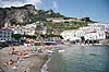 Amalfi. Badestrand ved Amalfi  Amalfi / Sorrento halv�en Italien Europa  Strande, badeliv, ferie, ferieliv, solbadning, vandkant, liggestole, parasoller, Middelhavet