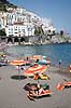 Amalfi. Badestrand ved Amalfi  Amalfi / Sorrento halv�en Italien Europa  Strande, badeliv, ferie, ferieliv, solbadning, vandkant, liggestole, parasoller, Middelhavet