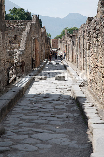 Pompeii. Gade i Pompeii med brosten; ; Pompeji / Pompei / Pompeii / Napoli / Campania; Italien; Europa; ; Ark�ologi, vulkaner, vulkanudbrud, pyroplastisk flow, pyroplasma, Vesuvius, Vesuv, naturkatastrofer, turistsev�rdigheder, sev�rdigheder, turisme, Romerriget, romerne, ruiner, ruinbyer