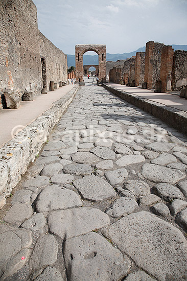 Pompeii. Gade med brosten i Pompeii; ; Pompeji / Pompei / Pompeii / Napoli / Campania; Italien; Europa; ; Ark�ologi, vulkaner, vulkanudbrud, pyroplastisk flow, pyroplasma, Vesuvius, Vesuv, naturkatastrofer, turistsev�rdigheder, sev�rdigheder, turisme, Romerriget, romerne, ruiner, ruinbyer