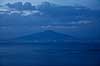 Vesuv. Vulkanen Vesuv med Napoli i forgrunden i aftenskumringen set fra Sorrento  Sorrento Italien Europa  Landskaber, vulkaner, vulkanudbrud