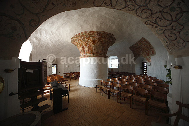 Nykirke. Kirkerummet i Nykirke - Nyker; ; Nykirke / Bornholm; Danmark; ; ; Rundkirke, rundkirker, kirke, kirker, kristendom, religion, kalkmalerier