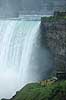 Niagara Falls. Turister beundrer Niagara Vandfaldene  Niagara Falls Canada   vand, vandfald, regnjakke