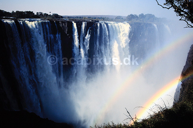 Victoria Falls. Victoria Falls, Zimbabwe og Zambia - Main Falls ( Scan af KOL3539 ) ; ; Victoria Falls / Zambezi River; Zimbabwe; Afrika; ; Viktoria vandfaldet, Viktoria vandfaldene, vandfald, vand, regnbue, regbuer
