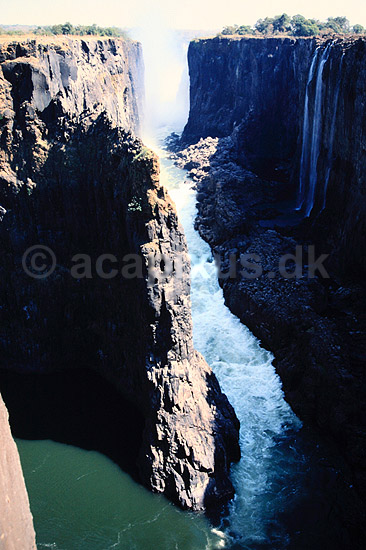 Victoria Falls. Victoria Falls, Zimbabwe og Zambia - Set fra Knife Edge p� Zambia siden ( Scan af KOL3548 ) ; ; Victoria Falls / Zambezi River; Zimbabwe & Zambia; Afrika; ; Viktoria vandfaldet, Viktoria vandfaldene, vandfald, vand