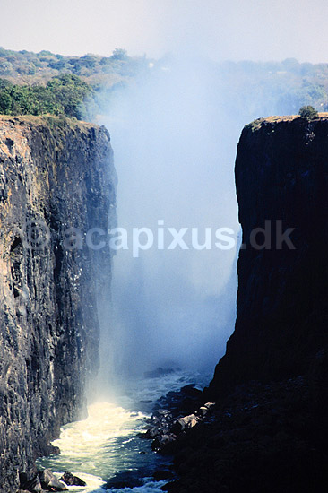 Victoria Falls. Victoria Falls, Zimbabwe og Zambia - Set fra Zambia siden ( Scan af KOL3552 ) ; ; Victoria Falls / Zambezi River; Zimbabwe & Zambia; Afrika; ; Viktoria vandfaldet, Viktoria vandfaldene, vandfald, vand
