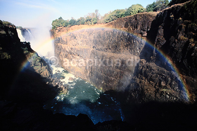Victoria Falls. Victoria Falls, Zimbabwe og Zambia - Fra Cataract View ( Scan af KOL3530 ) ; ; Victoria Falls / Zambezi River; Zimbabwe; Afrika; ; Viktoria vandfaldet, Viktoria vandfaldene, vandfald, vand, regnbue, regbuer