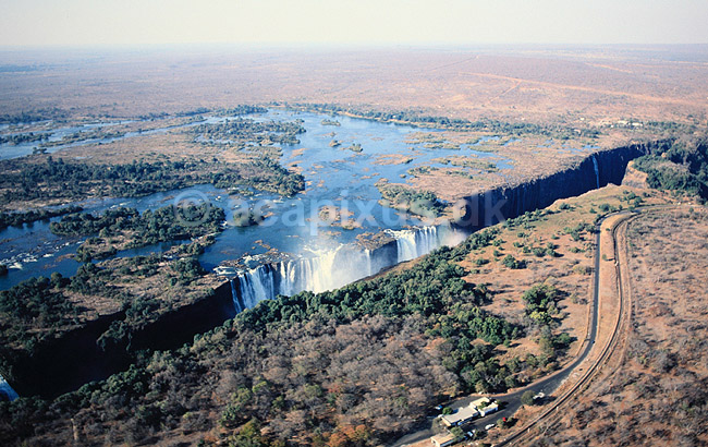 Victoria Falls. Victoria Falls, Zimbabwe - Flight of the Angels ( Scan af KOL3516 ) ; ; Victoria Falls; Zimbabwe; Afrika; ; Viktoria vandfaldet, Viktoria vandfaldene, vandfald, vand, luftfoto, luftfotos