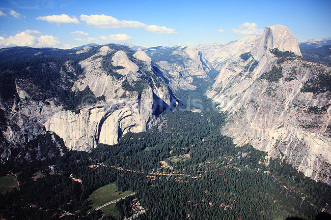 Half Dome. Half Dome, Tenaya Canyon og i forgrunden Yosemite Valley - Fotograferet fra Glacier Point ( Scan af KOL424 ) ; ; Yosemite National Park / Californien; USA; Nordamerika; ; Bjerge