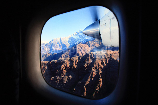 Himalaya bjergene. Himalaya bjergk�den set fra fly p� vej til Jomsom ( Scan af KOL1176 ) ; ; Himalaya bjergene; Nepal; Asien; ; Bjerge, propelfly, propel, propeller, sne