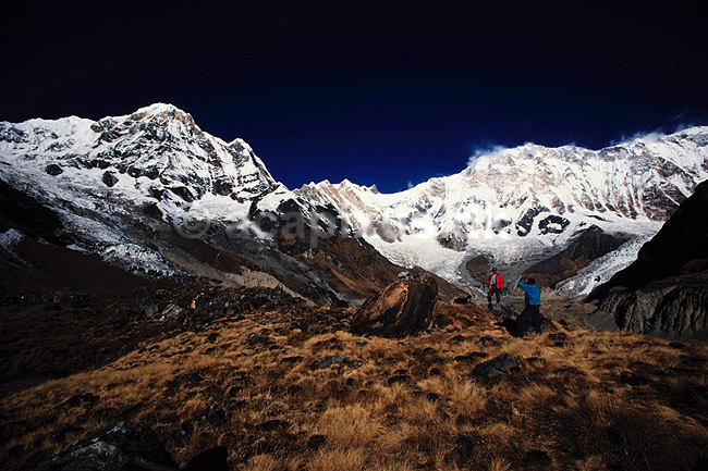 Annapurna South. Annapurna South (tv., 7219 m) og Annapurna I (th., 8091 m) ( Scan af KOL1241 ) ; ; Annapurna Base Camp / Himalaya bjergene; Nepal; Asien; ; Bjerge, sne