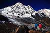 Annapurna South. Trekkere beundrer Annapurna South (7219 m) ved Annapurna Base Camp ( Scan af KOL1233 )   Annapurna Base Camp / Himalaya bjergene Nepal Asien  Bjerge, sne