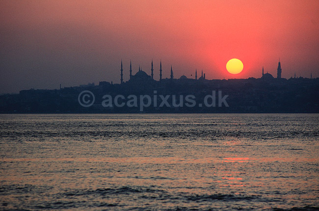 Solnedgang over Istanbul. Solnedgang over Istanbul Sultan Ahmet Camii (Den Bl� Moske) ( Scan af KOL237 ) ; ; Istanbul; Tyrkiet; Asien; ; Solen, solnedgange, Bosporus Str�det