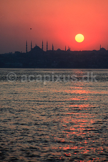 Solnedgang over Istanbul. Solnedgang over Istanbul Sultan Ahmet Camii (Den Bl� Moske) ( Scan af KOL236 ) ; ; Istanbul; Tyrkiet; Asien; ; Solen, solnedgange, Bosporus Str�det