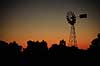 Vindm�lle i solnedgang. Vindm�lle i solnedgang ved Erlunda n�r Ayers Rock, Australien ( Scan af KOL2833 )   Northern Territory Australien Australien  Energi, CO2, kuldioxid, drivhuseffekt, alternativ energi, vindm�ller
