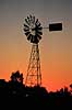 Vindm�lle i solnedgang. Vindm�lle i solnedgang ved Erlunda n�r Ayers Rock, Australien ( Scan af KOL2834 )   Northern Territory Australien Australien  Energi, CO2, kuldioxid, drivhuseffekt, alternativ energi, vindm�ller