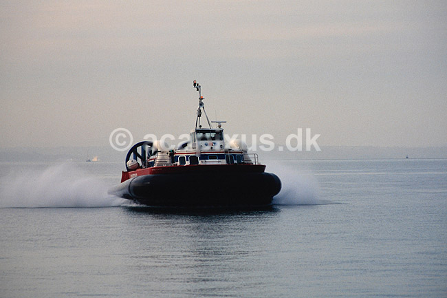 Hovercraft. Hovercraft Rutefart imellem Portsmouth og Isle of Wight ( Scan af KOL6318 ) ; ; Portsmouth; England; ; ; Luftpudeb�d, luftpudeb�de, f�rge, f�rgesejlads, transport