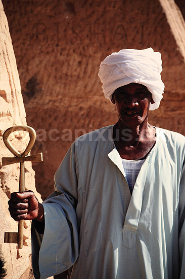 Araber. Nubisk vagtmand med Livets N�gle ved Hathor templet ( Scan af KOL178 ) ; ; AbuSimbel; Egypten; Afrika; ; Egyptere