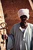 Araber. Nubisk vagtmand med Livets N�gle ved Hathor templet ( Scan af KOL178 )   AbuSimbel Egypten Afrika  Egyptere